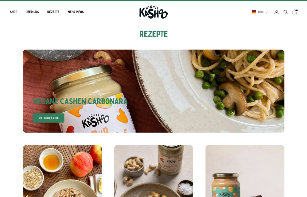 Glas Cashewmus neben Teller mit veganer Cashew Carbonara und Text 'Rezepte'.