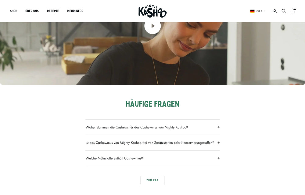 Frau lächelt beim Zubereiten von Essen, Text 'Häufige Fragen' darunter.