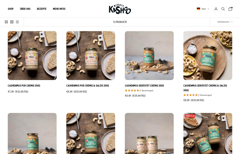 Mehrere Gläser Cashewmus auf Holztisch mit Preisinformationen.