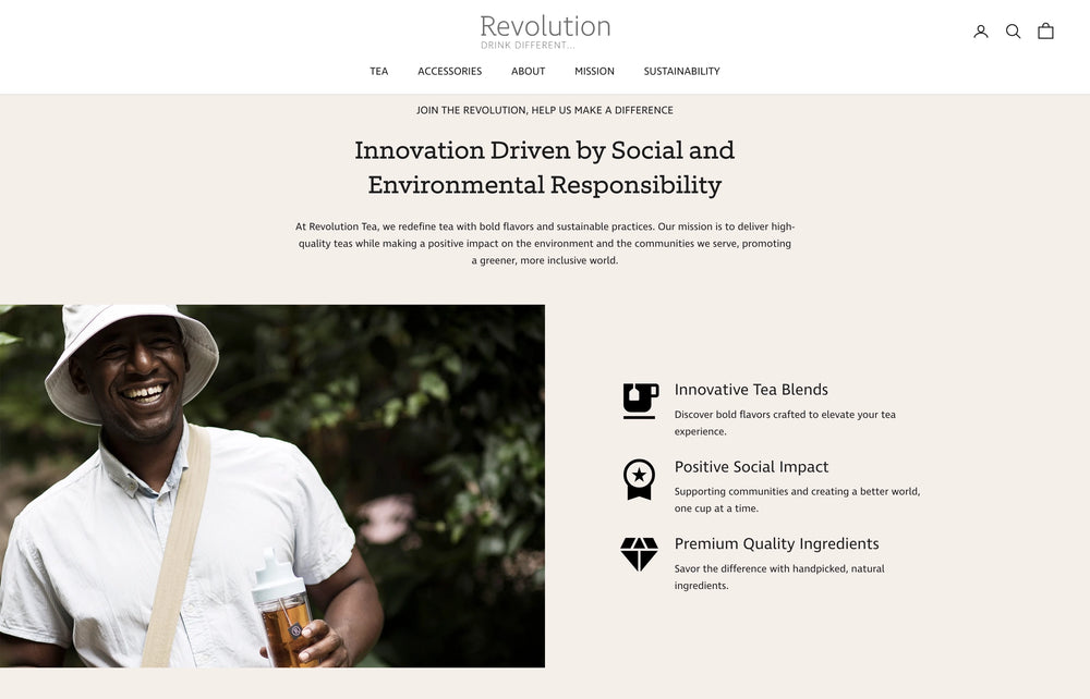 Lächelnder Mann mit weißem Hut hält einen Becher Tee in einem Garten.