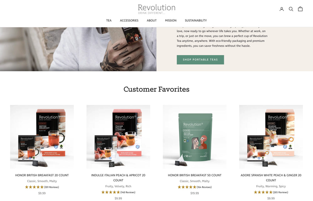 Drei Teeschachteln nebeneinander, darunter schwarzer, Pfirsich- und Chai-Tee.