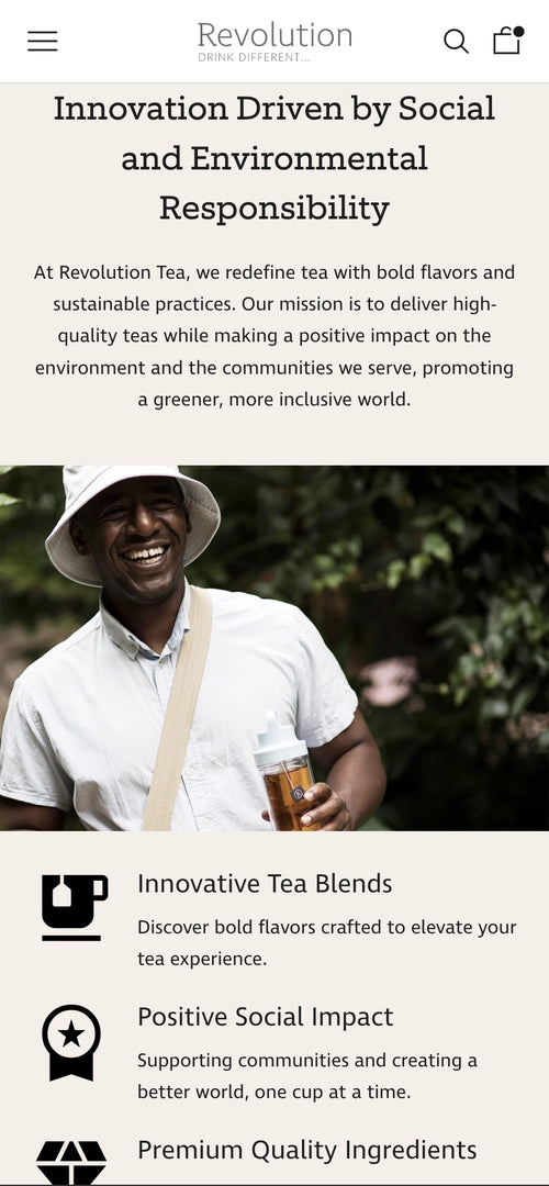 Mann in weißem Hemd hält Tasse, lächelnd im Freien; Text über soziale und ökologische Verantwortung.