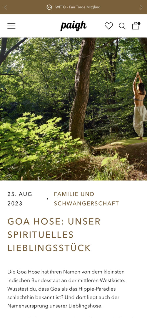 Eine Frau in weißer Hose steht im Wald, hebt die Arme über den Kopf. Datum: 25. Aug 2023.