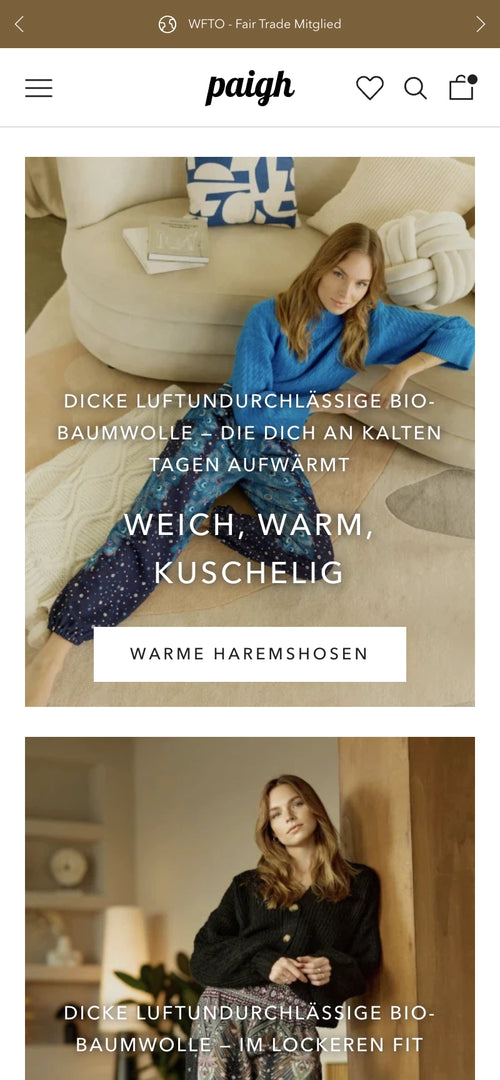 Frau im blauen Pullover sitzt auf cremefarbenem Sofa. Text: "Weich, warm, kuschelig".