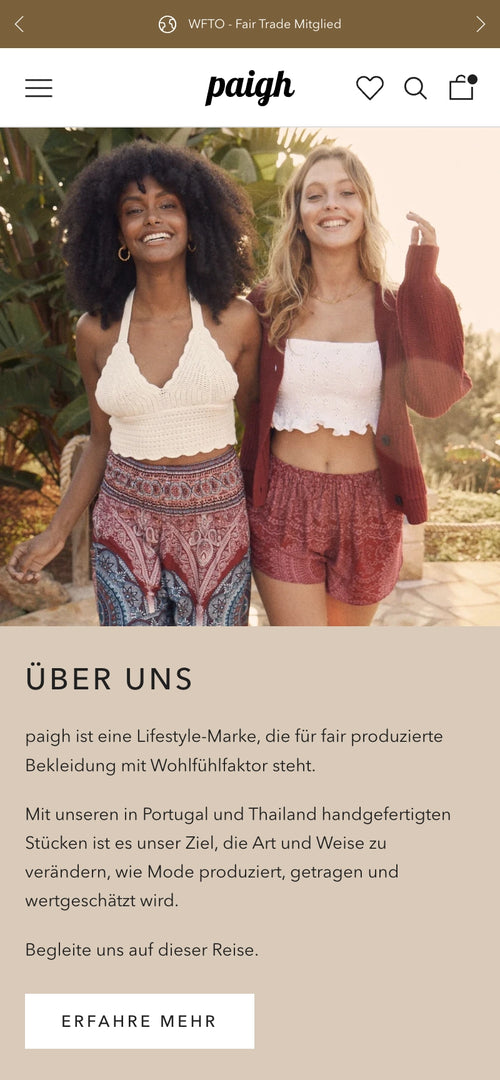 Zwei lächelnde Frauen in sommerlicher Kleidung, Über-uns-Text der Marke darunter.