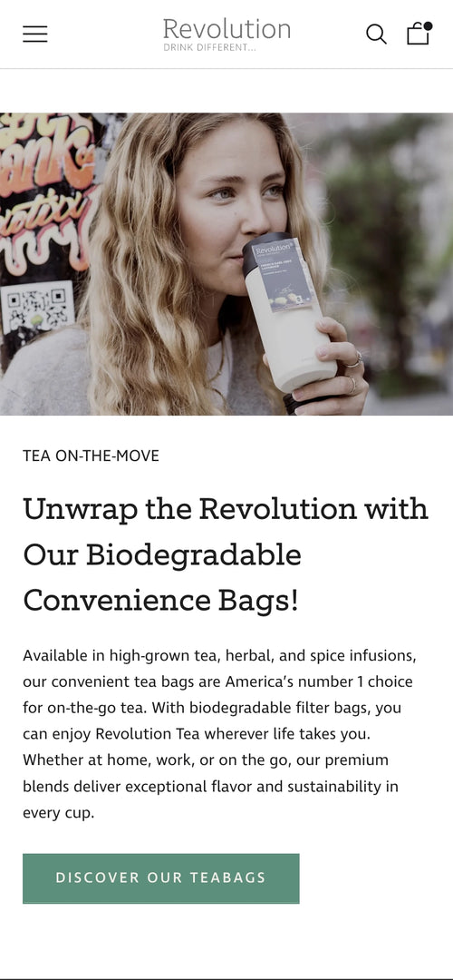 Frau hält Revolution Teepackung, umgeben von verschwommenem Hintergrund; Text über biologisch abbaubare Beutel.
