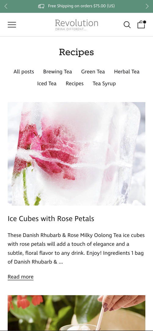 Eiswürfel mit Rosenblüten und Rezeptbeschreibung.