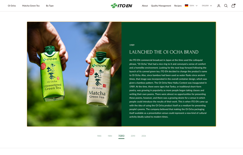 Zwei Hände halten ITO EN Oi Ocha und Matcha Green Tea Verpackungen, blauer Himmel.