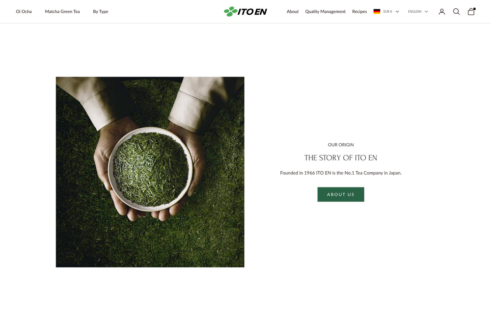 Eine Person hält eine Schale mit grünem Tee auf Gras, Text über Firma ITO EN.