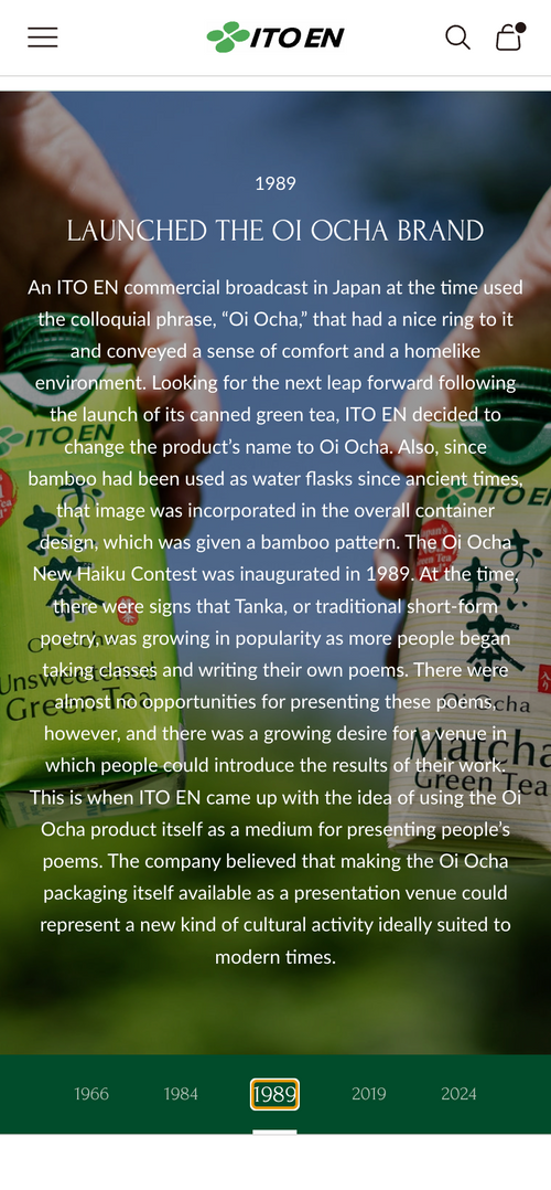 Zwei Hände halten gekühlte Oi Ocha Teeflaschen mit Text über Markenstart.