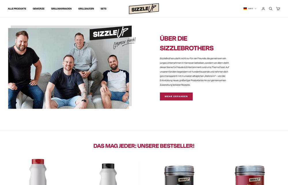 Vier Männer auf einem grauen Sofa, Text 'Über die Sizzlebrothers' rechts daneben.