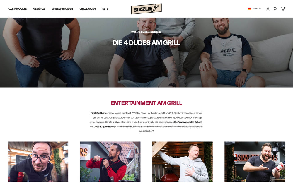 Zwei Männer auf einem grauen Sofa, Text 'Die 4 Dudes am Grill' darüber.