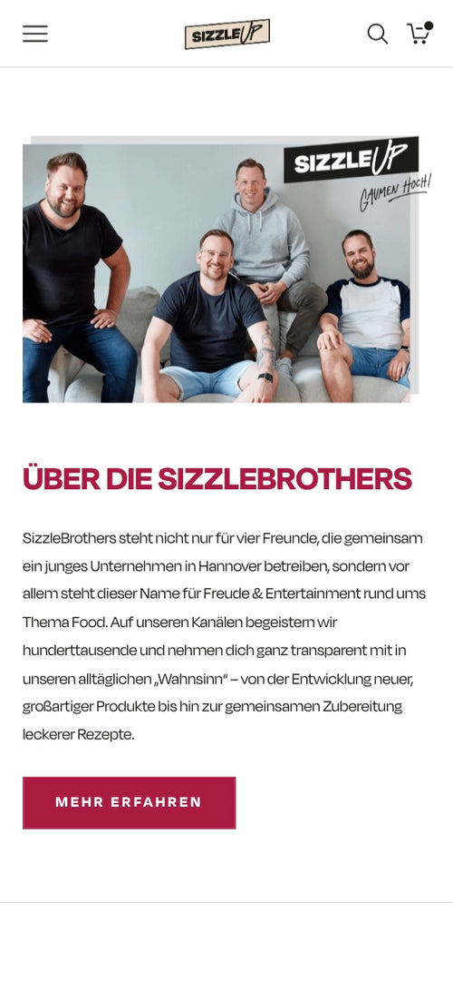 Vier Männer lachend auf einem Sofa mit schwarzem Text.