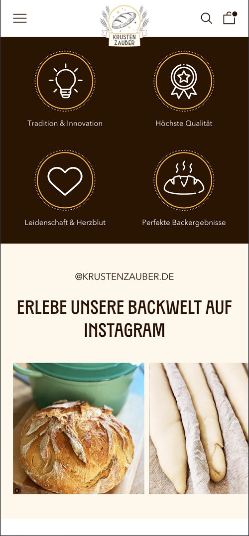 Person hält einen Laib knuspriges Topfbrot in beiden Händen vor einem dunklen Hintergrund.