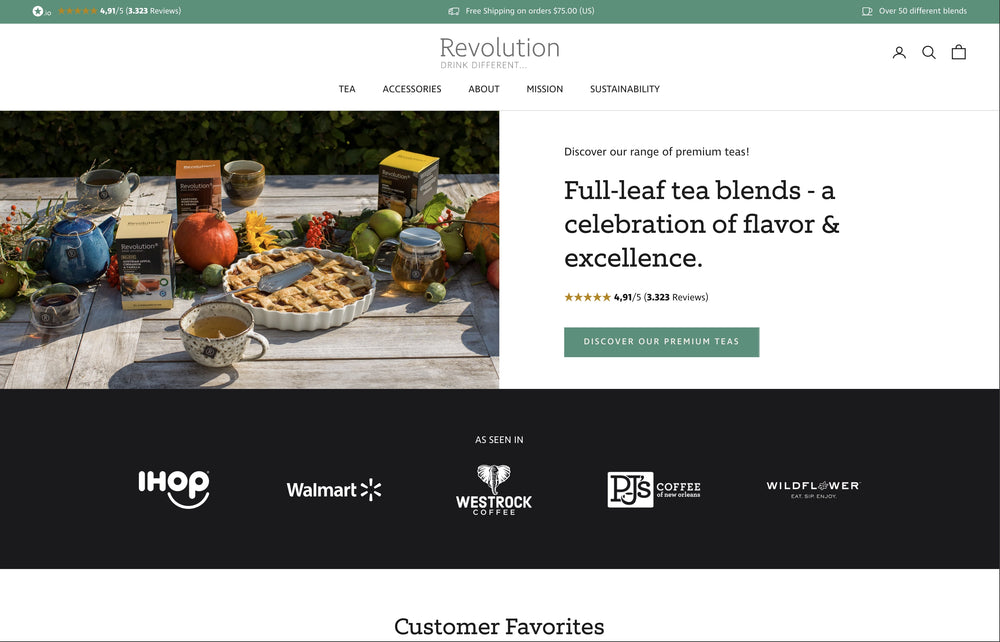 Webseite mit Teesorten auf einem Tisch, Markenlogos und Text über Tees.