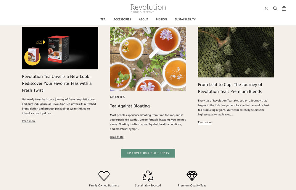 Drei Absätze mit Text und Bildern, darunter Teetassen und Teeblätter. Button für Blog.