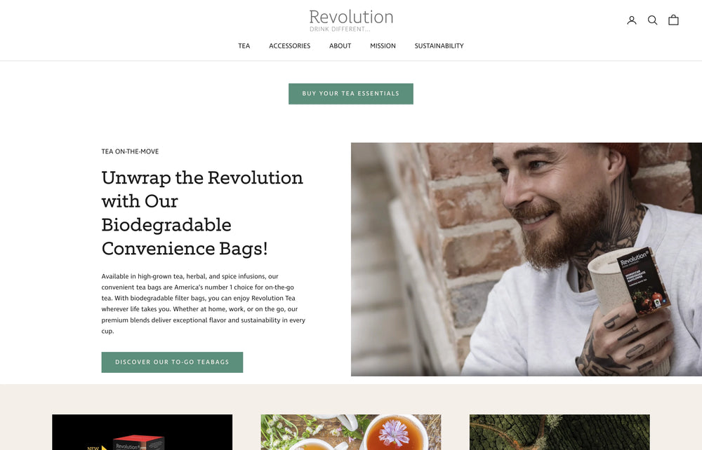 Mann mit Bart hält eine Teeschachtel vor einer Backsteinmauer und lächelt.