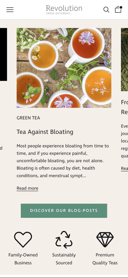 Mehrere Tassen mit Blumendekoration auf Holztisch; Text zu Tee gegen Blähungen.