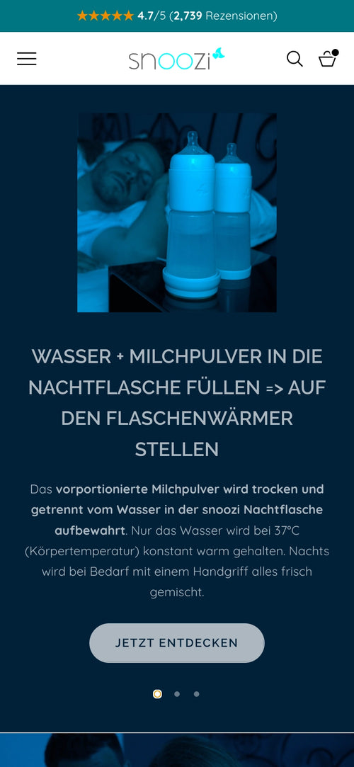 Mann schläft neben Nachttisch mit zwei Snoozi-Flaschen.