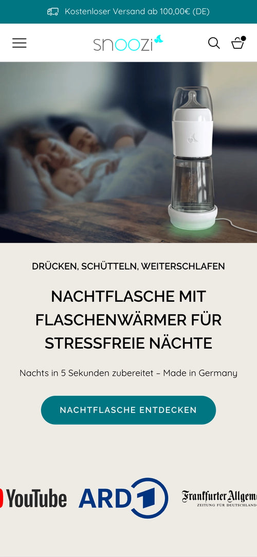 Familie schläft im Bett, Flasche auf Nachtkommode, Text zu stressfreien Nächten.