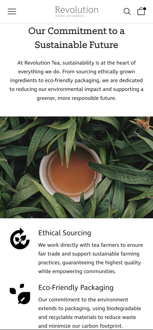 Tasse Tee zwischen grünen Blättern; Text über Engagement für eine nachhaltige Zukunft.