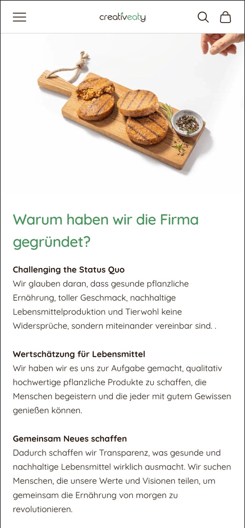 Holzbrett mit Burgerpatties und Gewürzen. Text beginnt mit 'Warum haben wir die Firma gegründet?'