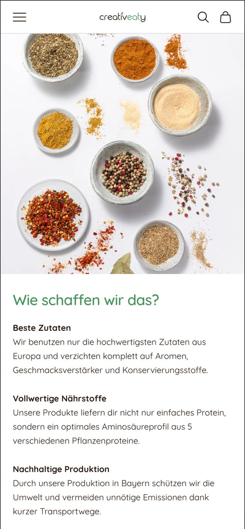 Verschiedene Gewürze in Schalen auf weißem Hintergrund, darunter Text über Zutaten.