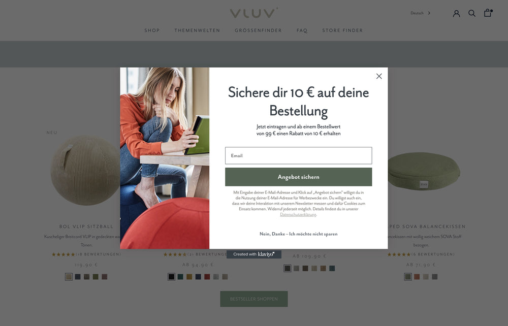 Popup mit Text zu 10 € Rabatt, Frau liest auf einem Laptop, Sitzbälle im Hintergrund.