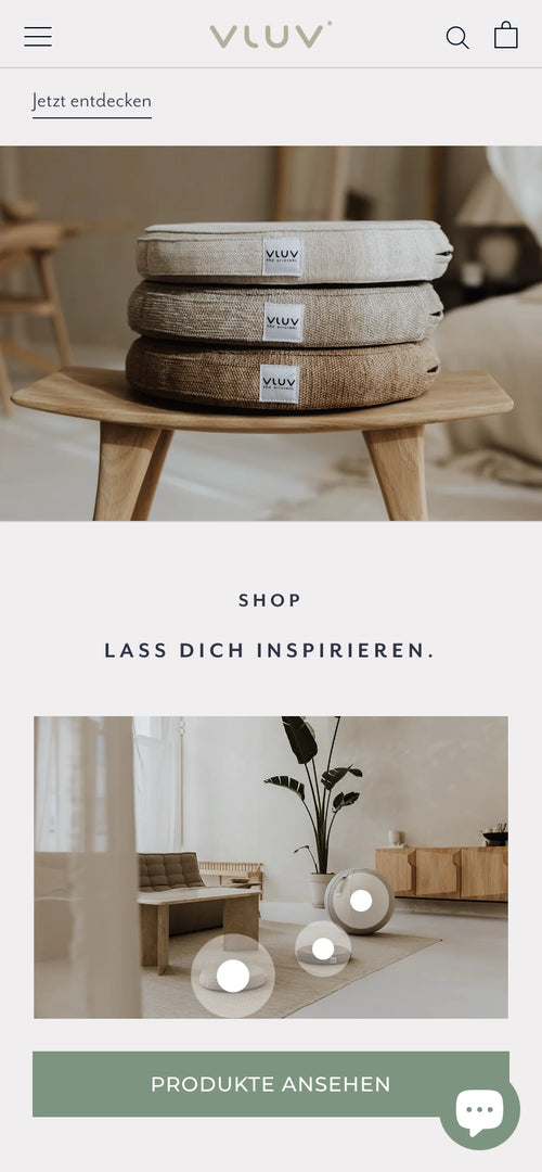 Drei runde Kissen auf Holzstuhl, unten Text: Shop Lass dich inspirieren.