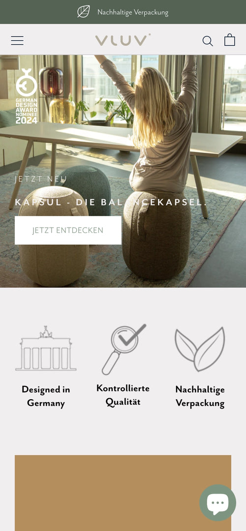 Person streckt sich auf grauer Balancekapsel, German Design Award Nominee 2024.