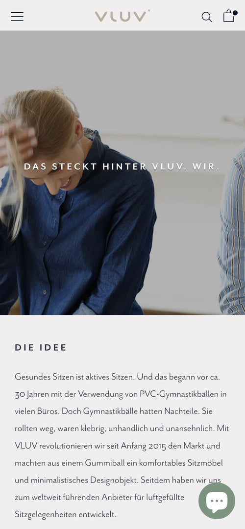 Lächelnde Person in blauem Hemd, das steckt hinter Vluv. Wir.