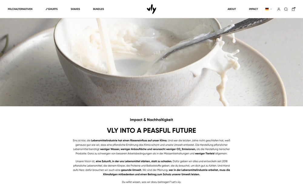 Weißer Schaum in einer Keramikschale mit Löffel, Text über Nachhaltigkeit.