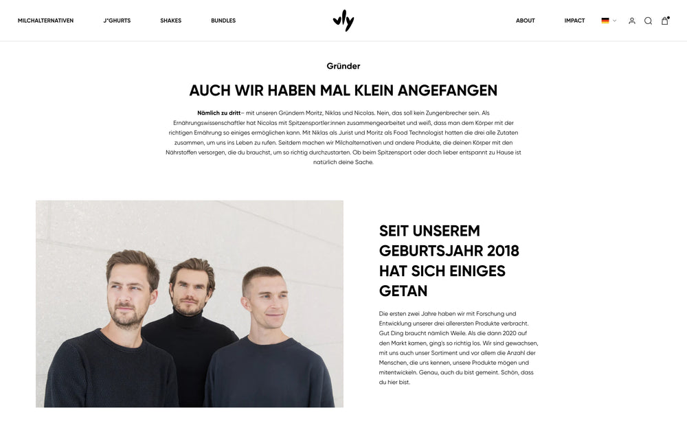 Drei Männer in dunkler Kleidung mit Text über Firmengründung und -entwicklung.