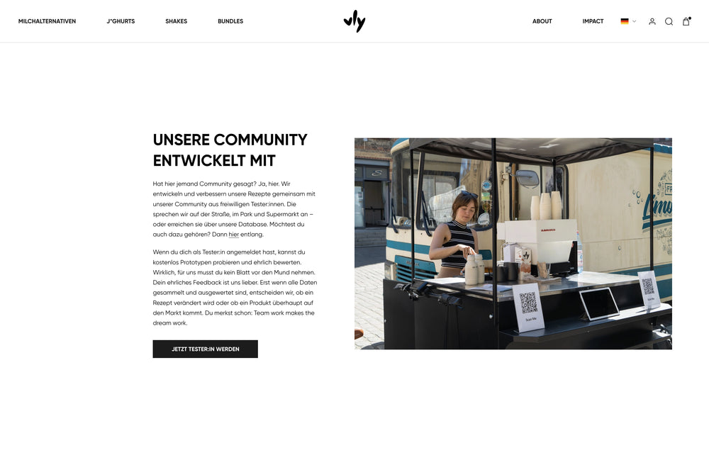 Person an einem Kaffeewagen. Text: 'Unsere Community entwickelt mit' und weitere Beschreibung.