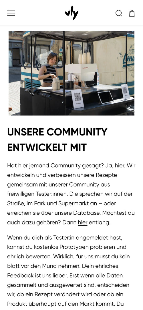 Person arbeitet an einem Marktstand; Text: Unsere Community entwickelt mit.