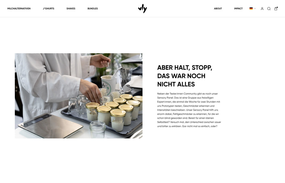 Person in weißem Kittel arrangiert Gläser auf einem Tablett. Text: 'Aber halt, stopp, das...'