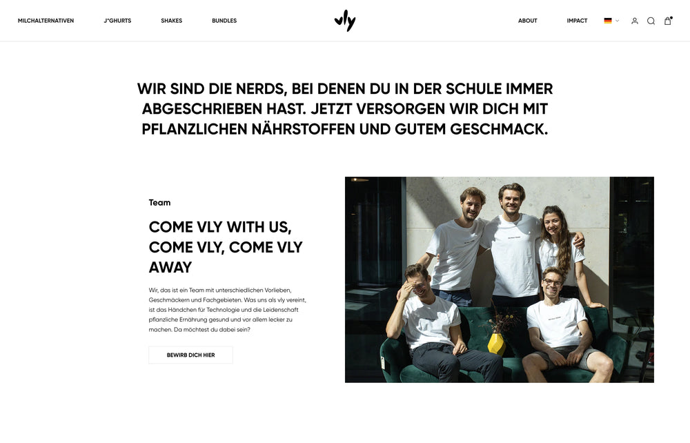 Fünf Personen in weißen T-Shirts sitzen oder stehen zusammen. Text über nerdige Schulzeit.