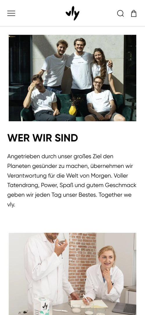 Gruppenfoto von fünf Personen in weißen T-Shirts; Text: Wer wir sind.