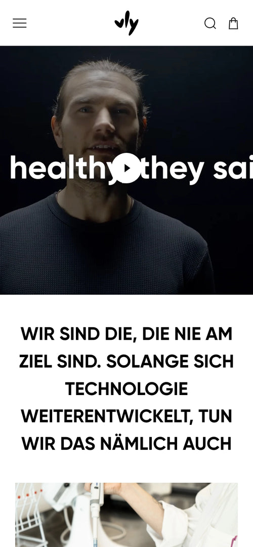 Eine Person im Dunkeln, mit Text über ständige Weiterentwicklung und Technologie.