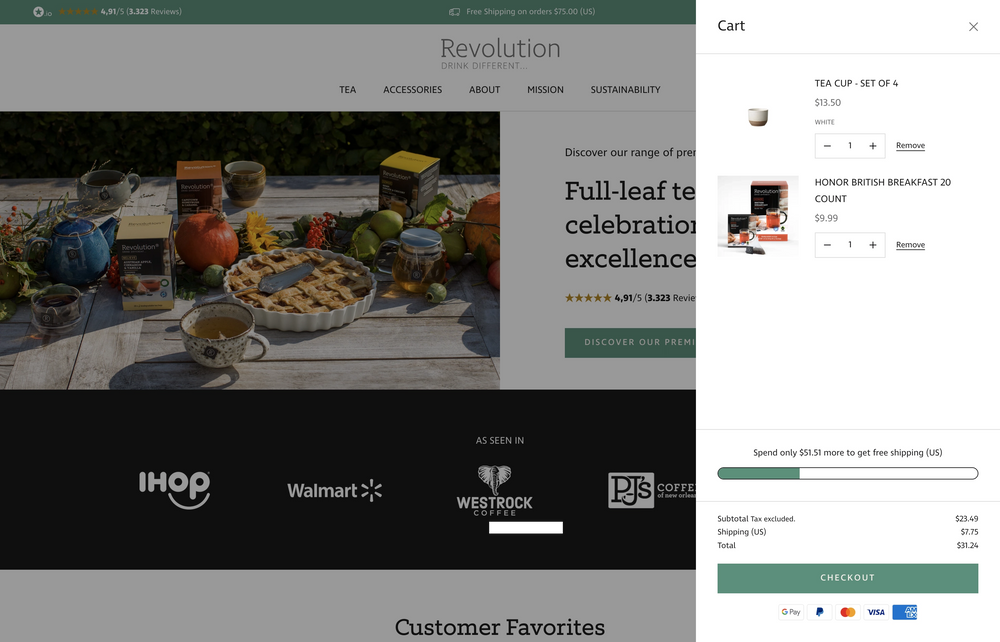 Webseite mit Teesorten auf einem Tisch. Einkaufswagen enthält Set aus 4 Tassen und Teepackung.