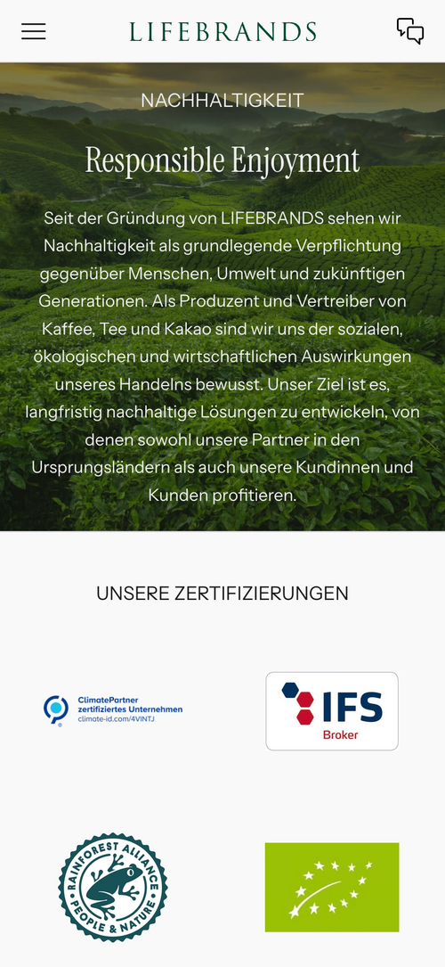 Grüne Plantage im Hintergrund; Text zu Nachhaltigkeit und Zertifizierungen.