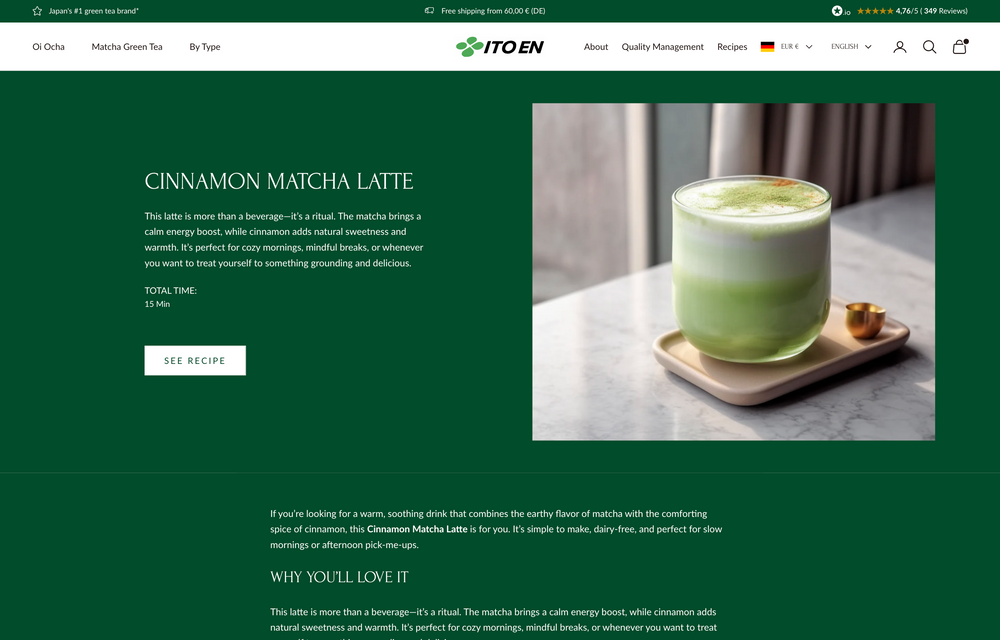 Cinnamon Matcha Latte in Glas auf Tablett, umgeben von grünem Hintergrund und Rezepttext.