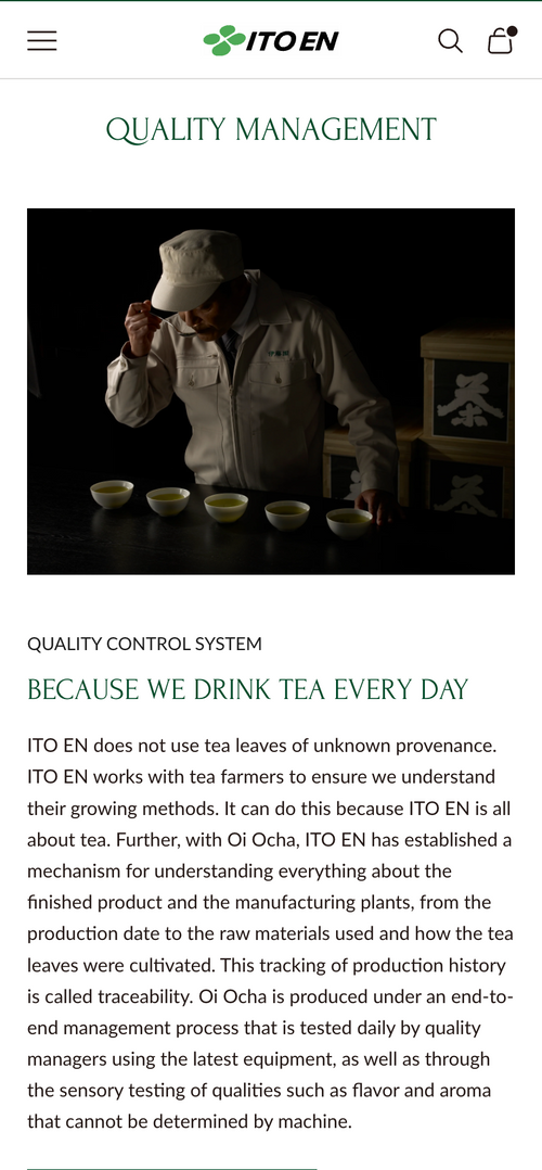 Mann in beiger Jacke und Mütze verkostet fünf Tassen Tee im Dunkeln.