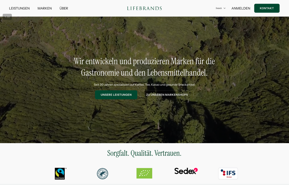 Grüne Landwirtschaft mit Text über Entwicklung und Produktion für Gastronomie.