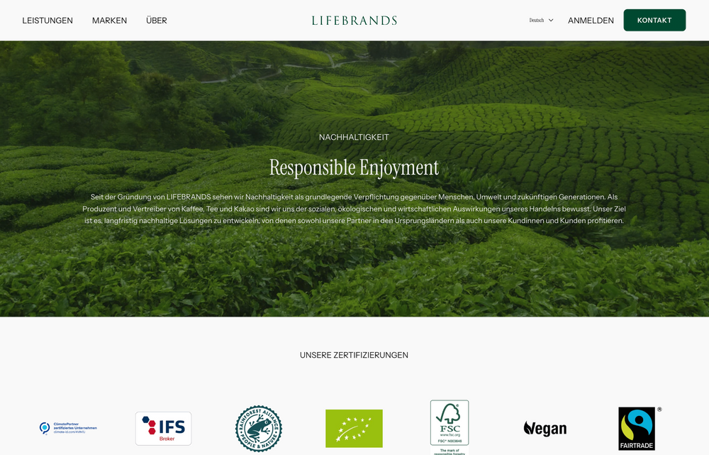 Grüne Landschaft mit Text 'Responsible Enjoyment' und diverse Zertifizierungslogos unten.