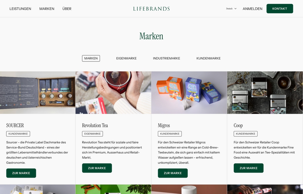 Screenshot von Produkten und Marken mit grünen Schaltflächen 'Zur Marke'.