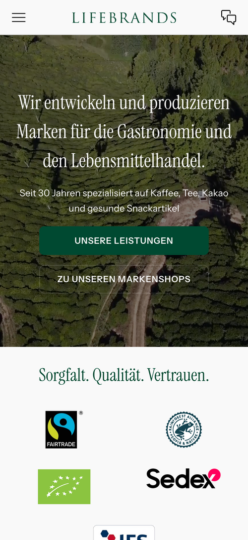 Luftaufnahme einer Plantage; Text: Wir entwickeln und produzieren Marken.