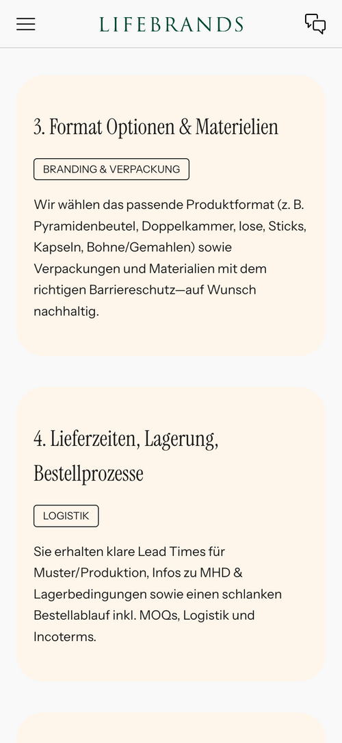 Text über Materialoptionen und Logistikprozesse mit Fokus auf nachhaltige Verpackungen.