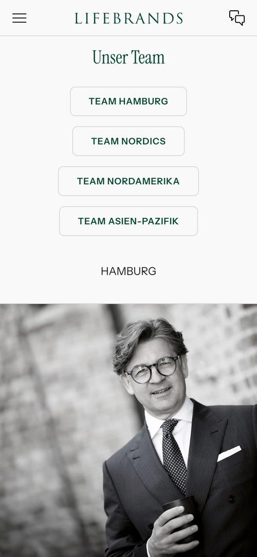Schwarz-weiß Porträt eines Mannes im Anzug, hält eine Tasse; Text: Unser Team.