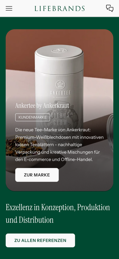 Weiße Teedose neben Tee; Text: Ankertee by Ankerkraut, nachhaltige Verpackung.